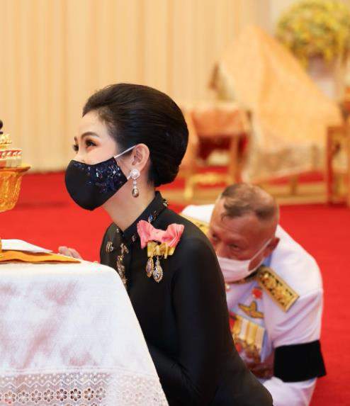 诗妮娜跟王后抢座位已经被打入冷宫3年复宠之路难于登天(图6)