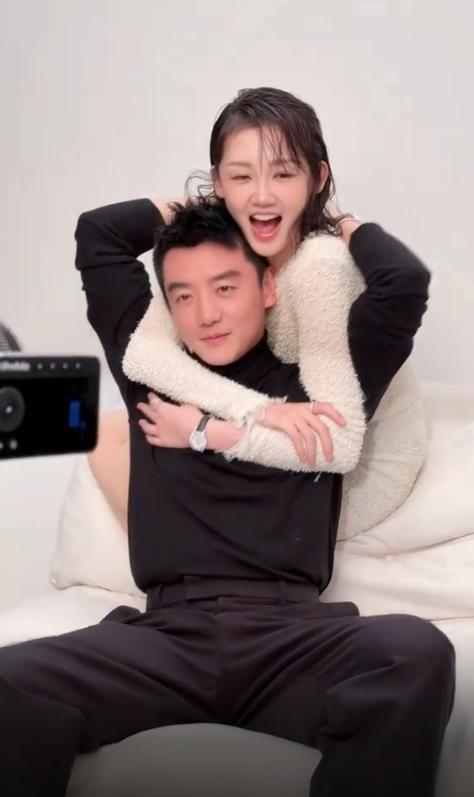 郑恺苗苗情人节照片曝光！夫妻同框超有爱男帅女靓十分般配！(图2)