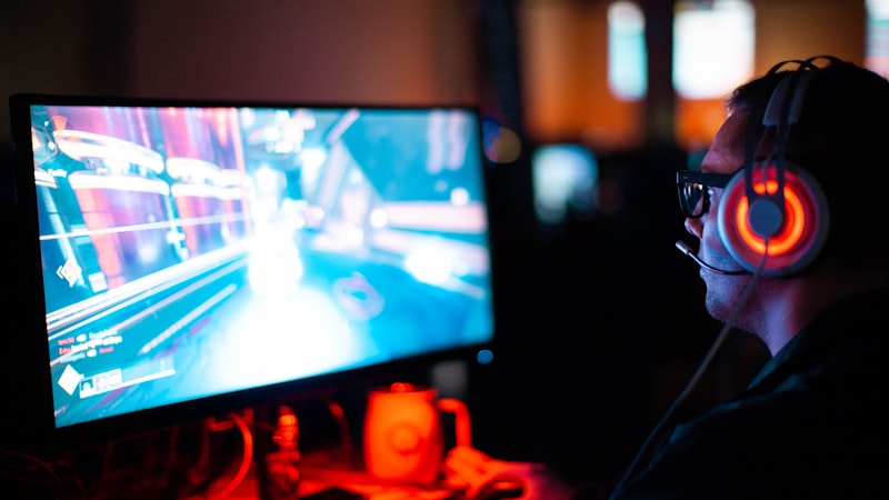 DOTA2国际邀请赛TI主舞台绚丽的灯光与巨大的冠军神盾